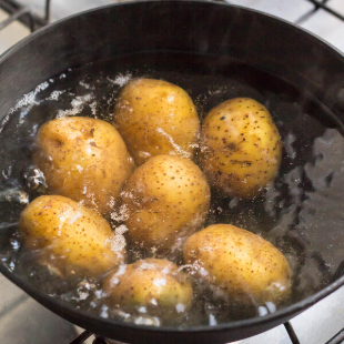 3 Möglichkeiten, Kartoffelwasser zu nutzen