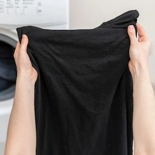 Damit sie nicht ausbleicht: Beachten Sie diese Wasch-Tricks für schwarze Kleidung!