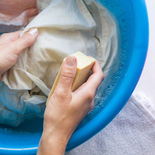 Ordentlich geschwitzt? So entfernen Sie die Flecken