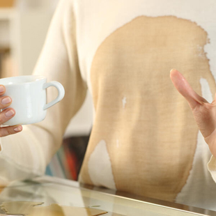 Ob frisch oder eingetrocknet: Diese Hausmittel entfernen Kaffeeflecken