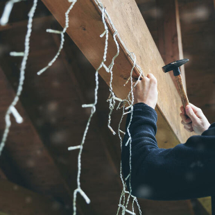 Lichterkette an der Wand befestigen: So geht’s!